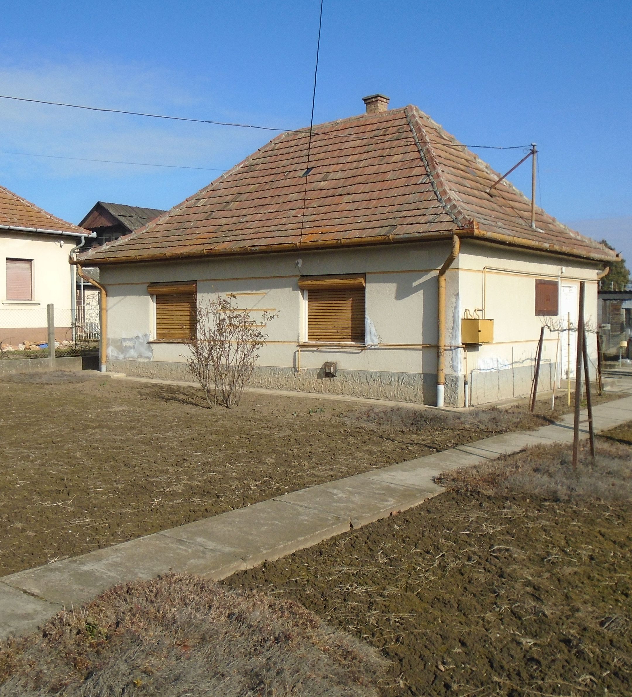 Mende-Pusztaszentistván településen, abszolút békés, nyugodt környezetben eladó egy szép állapotú családi ház!